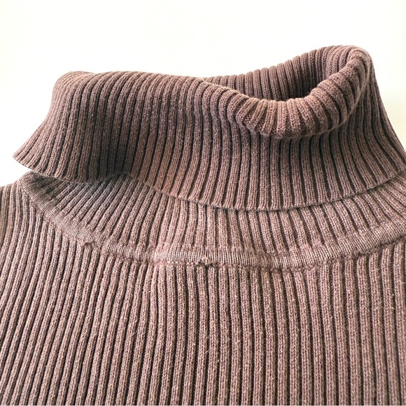 Secondhand Moda Intl, Turtleneck - Picture 4 of 9